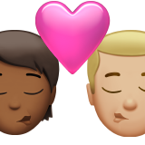 Поцілунок: людина, чоловік, середньо-темний тон шкіри, середньо-світлий тон шкіри для Apple iOS 18.4