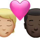 Поцілунок: людина, чоловік, середньо-світлий тон шкіри, темний тон шкіри для Apple iOS 18.4