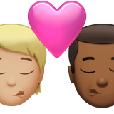 Поцілунок: людина, чоловік, середньо-світлий тон шкіри, середньо-темний тон шкіри для Apple iOS 18.4