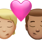 Поцілунок: людина, чоловік, середньо-світлий тон шкіри, середній тон шкіри для Apple iOS 18.4