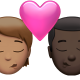 Поцілунок: людина, чоловік, середній тон шкіри, темний тон шкіри для Apple iOS 18.4