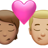 Поцілунок: людина, чоловік, середній тон шкіри, середньо-світлий тон шкіри для Apple iOS 18.4