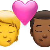 Поцілунок: людина, чоловік, без тону шкіри, середньо-темний тон шкіри для Apple iOS 18.4