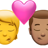 Поцілунок: людина, чоловік, без тону шкіри, середній тон шкіри для Apple iOS 18.4