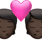 Поцілунок: Людина, Людина, Темний Тон Шкіри для Apple iOS 18.4