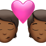 Поцелуй: Человек, Человек, Средне-темный тон кожи для Apple iOS 18.4