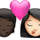 Поцелуй: Человек, Женщина, Темный оттенок кожи, Светлый оттенок кожи для Apple iOS 18.4
