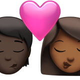 Поцелуй: Человек, Женщина, Темный тон кожи, Средне-темный тон кожи для Apple iOS 18.4