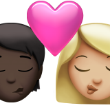 Поцілунок: людина, жінка, темний тон шкіри, середньо-світлий тон шкіри для Apple iOS 18.4