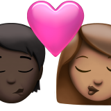 Поцілунок: людина, жінка, темний тон шкіри, середній тон шкіри для Apple iOS 18.4