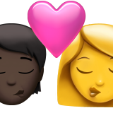 Поцелуй: Человек, Женщина, Темный оттенок кожи, Без оттенка кожи для Apple iOS 18.4