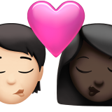 Поцілунок: людина, жінка, світлий тон шкіри, темний тон шкіри для Apple iOS 18.4