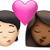 Поцілунок: людина, жінка, світлий тон шкіри, середньо-темний тон шкіри для Apple iOS 18.4