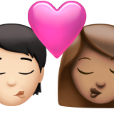 Поцілунок: людина, жінка, світлий тон шкіри, середній тон шкіри для Apple iOS 18.4