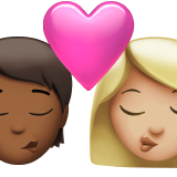 Поцілунок: людина, жінка, середньо-темний тон шкіри, середньо-світлий тон шкіри для Apple iOS 18.4