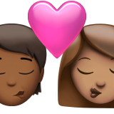 Поцілунок: людина, жінка, середньо-темний тон шкіри, середній тон шкіри для Apple iOS 18.4