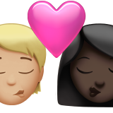 Поцілунок: людина, жінка, середньо-світлий тон шкіри, темний тон шкіри для Apple iOS 18.4