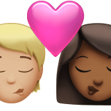 Поцілунок: людина, жінка, середньо-світлий тон шкіри, середньо-темний тон шкіри для Apple iOS 18.4