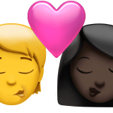 Поцелуй: Человек, Женщина, Без тона кожи, Темный тон кожи для Apple iOS 18.4