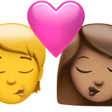 Поцілунок: людина, жінка, без тону шкіри, середній тон шкіри для Apple iOS 18.4