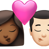 Поцелуй: женщина мужчина темный тон кожи очень светлый тон кожи для Apple iOS 18.4