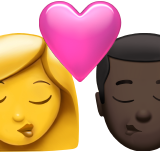 Поцелуй - Женщина: Без тона кожи, Мужчина: Темный тон кожи для Apple iOS 18.4