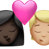 Поцілунок: жінка, людина, темний тон шкіри, середньо-світлий тон шкіри для Apple iOS 18.4