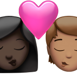 Поцілунок: жінка, людина, темний тон шкіри, середній тон шкіри для Apple iOS 18.4