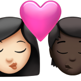 Поцілунок: жінка, людина, світлий тон шкіри, темний тон шкіри для Apple iOS 18.4