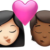 Поцілунок: жінка, людина, світлий тон шкіри, середньо-темний тон шкіри для Apple iOS 18.4