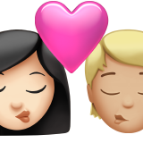 Поцілунок: жінка, людина, світлий тон шкіри, середньо-світлий тон шкіри для Apple iOS 18.4