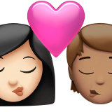 Поцілунок: жінка, людина, світлий тон шкіри, середній тон шкіри для Apple iOS 18.4