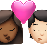 Поцілунок: жінка, людина, середньо-темний тон шкіри, світлий тон шкіри для Apple iOS 18.4