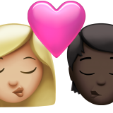 Поцілунок: жінка, людина, середньо-світлий тон шкіри, темний тон шкіри для Apple iOS 18.4