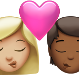 Поцелуй: Женщина, Человек, Средне-светлый тон кожи, Средне-темный тон кожи для Apple iOS 18.4