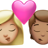 Поцілунок: жінка, людина, середньо-світлий тон шкіри, середній тон шкіри для Apple iOS 18.4