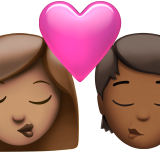 Поцілунок: жінка, людина, середній тон шкіри, середньо-темний тон шкіри для Apple iOS 18.4