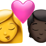 Поцелуй: Женщина, Человек, Без тона кожи, Темный тон кожи для Apple iOS 18.4