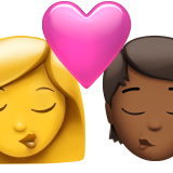 Поцелуй: Женщина, Человек, Без тона кожи, Средне-темный тон кожи для Apple iOS 18.4