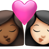 Поцелуй: женщина женщина темный тон кожи очень светлый тон кожи для Apple iOS 18.4