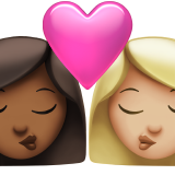 Поцелуй: женщина женщина темный тон кожи светлый тон кожи для Apple iOS 18.4