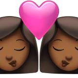 Поцелуй: женщина женщина темный тон кожи для Apple iOS 18.4