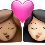 Поцелуй: женщина женщина средний тон кожи очень светлый тон кожи для Apple iOS 18.4