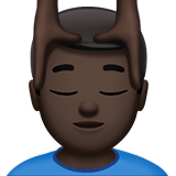 Чоловікові масажують обличчя: дуже темний тон шкіри для Apple iOS 18.4