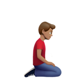 <p>Чоловік, що стоїть на колінах: середній відтінок шкіри, дивиться праворуч</p> для Apple iOS 18.4