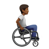 Людина в ручному інвалідному візку, дивиться вправо: середньо-темний тон шкіри для Apple iOS 18.4