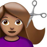 Жінка у перукаря: середній тон шкіри для Apple iOS 18.4