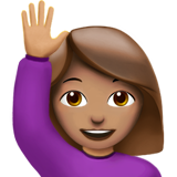 Женщина с поднятой рукой: средний тон кожи для Apple iOS 18.4