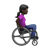 Женщина в ручном инвалидном кресле, смотрит вправо: темный оттенок кожи для Apple iOS 18.4