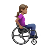 Жінка в ручному інвалідному візку дивиться праворуч: середній тон шкіри для Apple iOS 18.4